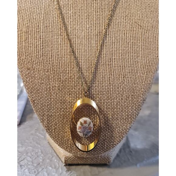 Vintage Gold Tone Necklace with Floral Pendant - Picture 2 of 4